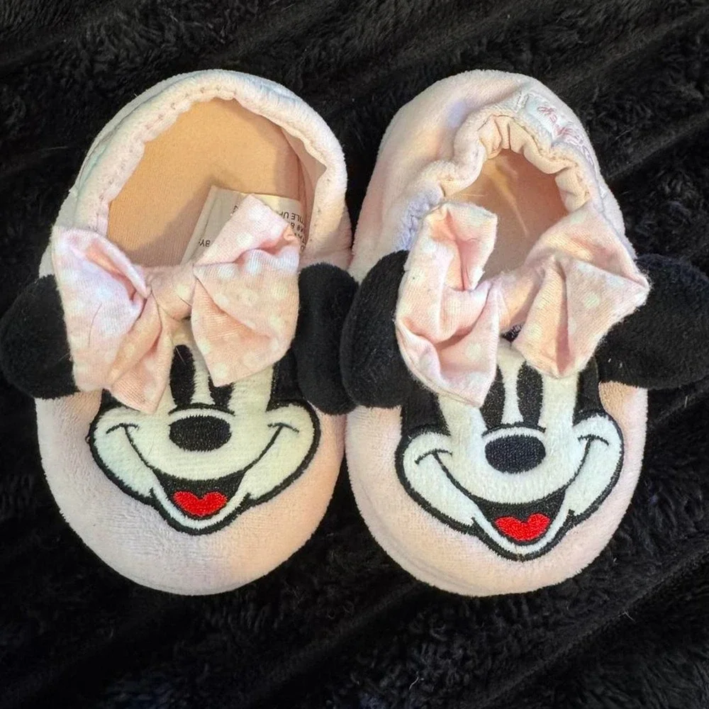 Disney Minnie Mouse baby slippers in pink & white size 5/6